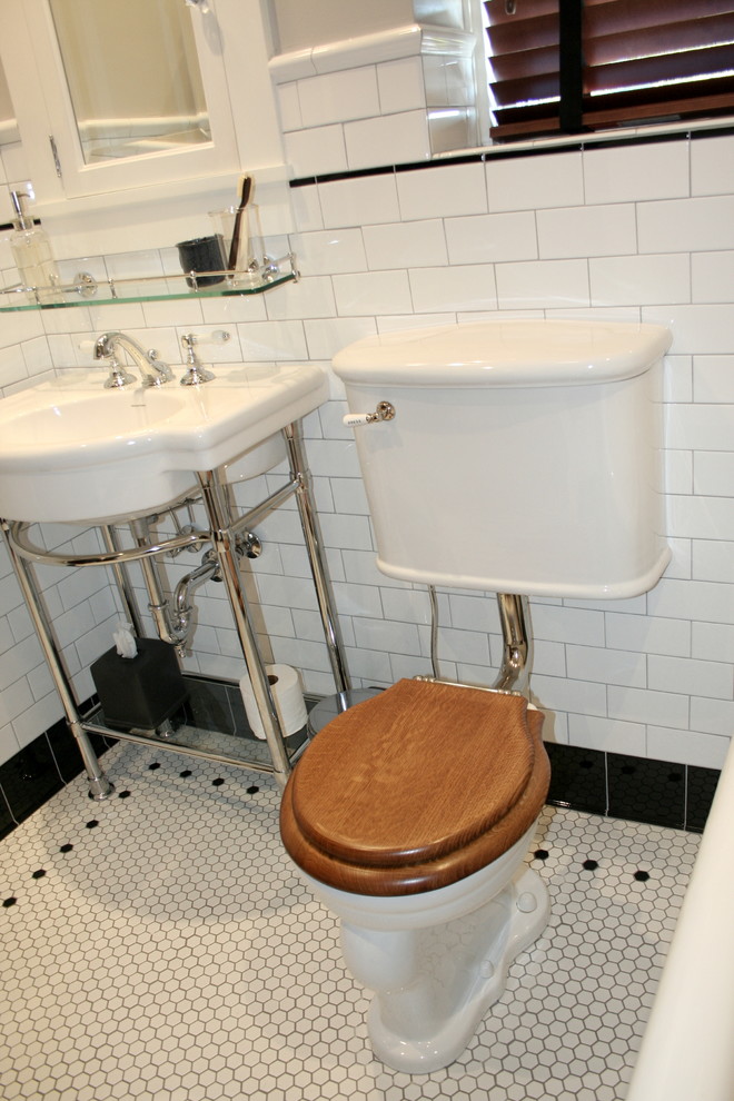 Стильный дизайн: маленькая главная ванная комната в классическом стиле с раковиной с пьедесталом, ванной на ножках, душем над ванной, раздельным унитазом, белой плиткой, керамической плиткой, белыми стенами и полом из мозаичной плитки для на участке и в саду - последний тренд
