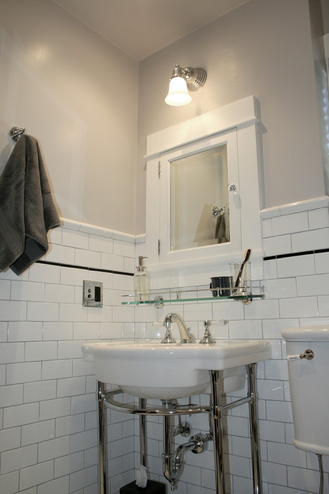 Idéer för ett litet klassiskt en-suite badrum, med ett piedestal handfat, ett badkar med tassar, en dusch/badkar-kombination, en toalettstol med separat cisternkåpa, vit kakel, keramikplattor, vita väggar och mosaikgolv