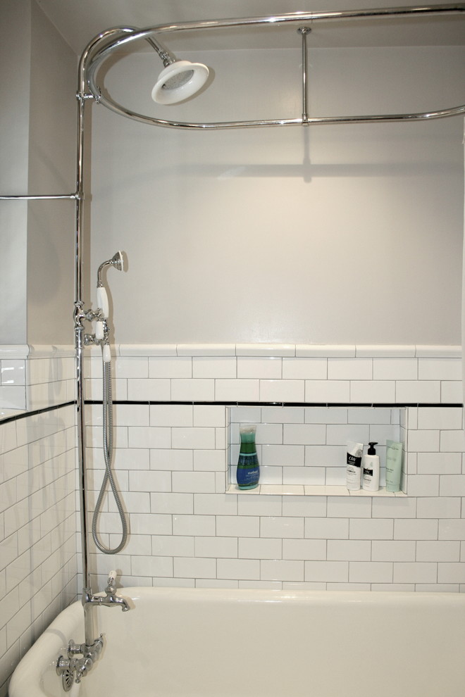 Idées déco pour une petite salle de bain principale classique avec une baignoire sur pieds, un combiné douche/baignoire, WC séparés, un carrelage blanc, des carreaux de céramique, un mur blanc et un sol en carrelage de terre cuite.