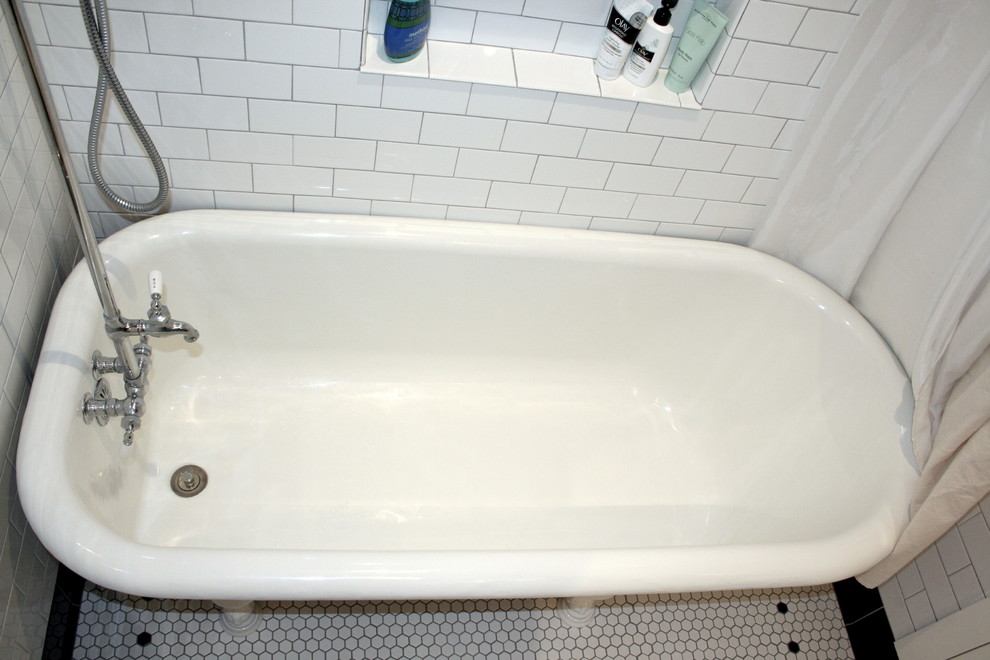 Modelo de cuarto de baño principal clásico pequeño con bañera con patas, baldosas y/o azulejos blancos, baldosas y/o azulejos de cerámica, paredes blancas y suelo con mosaicos de baldosas