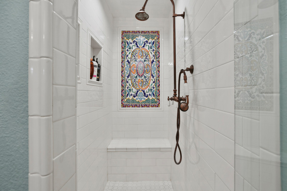 Cette photo montre une salle de bain de taille moyenne pour enfant avec un carrelage blanc, une cabine de douche à porte battante et meuble double vasque.