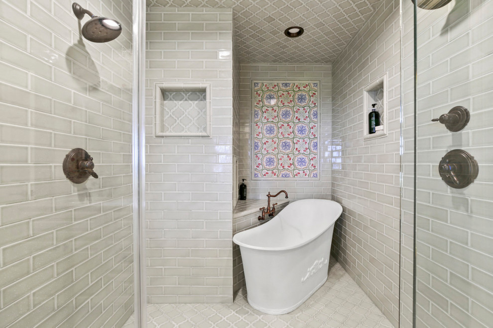 Пример оригинального дизайна: главная ванная комната с фасадами с выступающей филенкой, бежевыми фасадами, отдельно стоящей ванной, душевой комнатой, зеленой плиткой, керамической плиткой, столешницей из гранита, душем с распашными дверями, белой столешницей, тумбой под две раковины, встроенной тумбой и обоями на стенах
