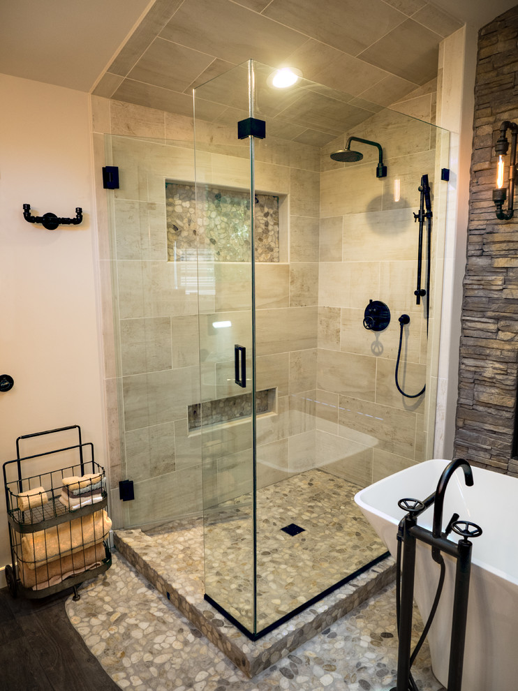 Exempel på ett mellanstort rustikt en-suite badrum, med luckor med infälld panel, skåp i mellenmörkt trä, ett fristående badkar, en hörndusch, en toalettstol med separat cisternkåpa, grå kakel, keramikplattor, beige väggar, klinkergolv i keramik, ett undermonterad handfat, bänkskiva i betong, grått golv och dusch med gångjärnsdörr