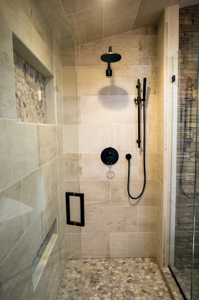 Bild på ett mellanstort rustikt en-suite badrum, med luckor med infälld panel, skåp i mellenmörkt trä, ett fristående badkar, en hörndusch, en toalettstol med separat cisternkåpa, grå kakel, keramikplattor, beige väggar, klinkergolv i keramik, ett undermonterad handfat, bänkskiva i betong, grått golv och dusch med gångjärnsdörr