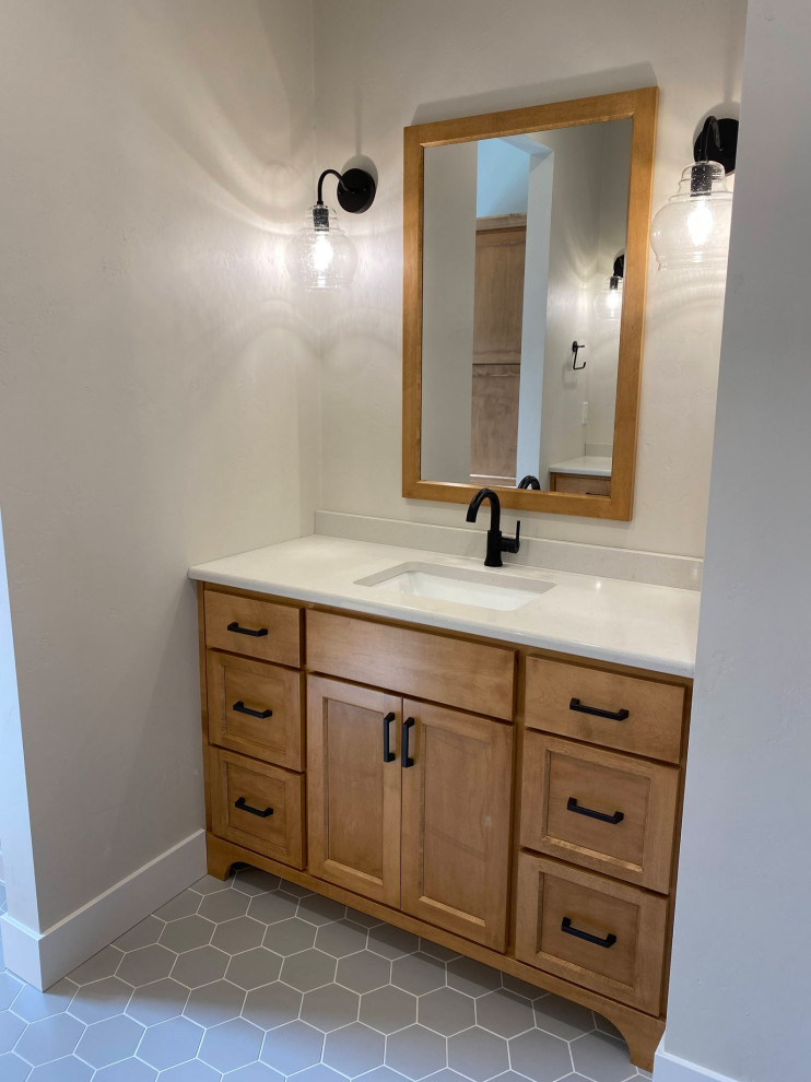 Imagen de cuarto de baño doble y a medida de estilo de casa de campo de tamaño medio con puertas de armario de madera oscura, suelo con mosaicos de baldosas, suelo gris y encimeras blancas