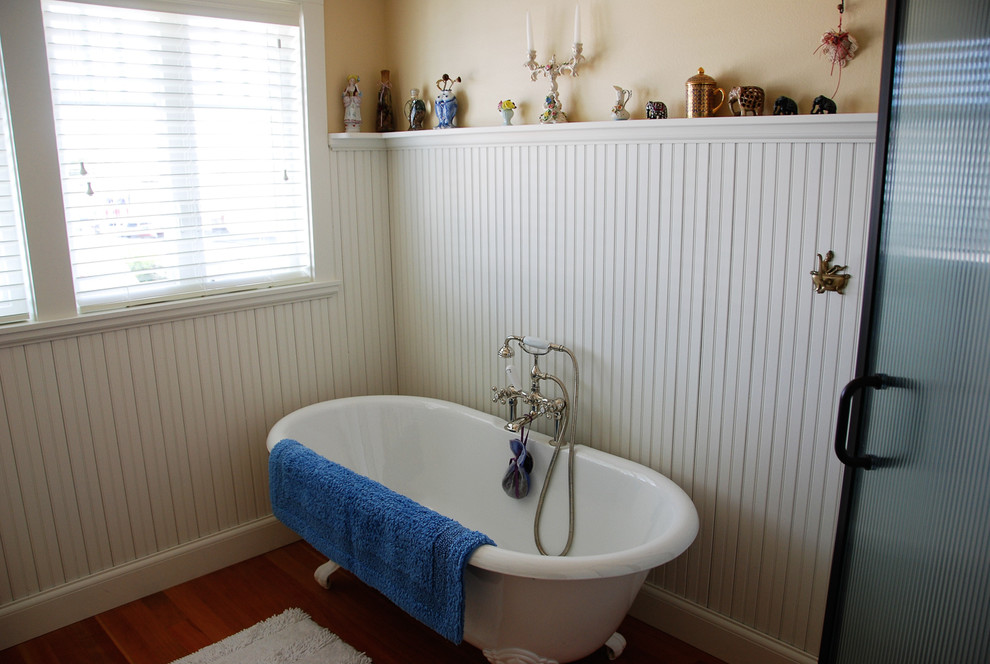На фото: ванная комната среднего размера в стиле кантри с белыми фасадами с