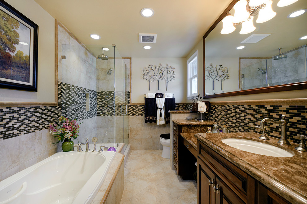 Modelo de cuarto de baño clásico con baldosas y/o azulejos en mosaico y lavabo bajoencimera