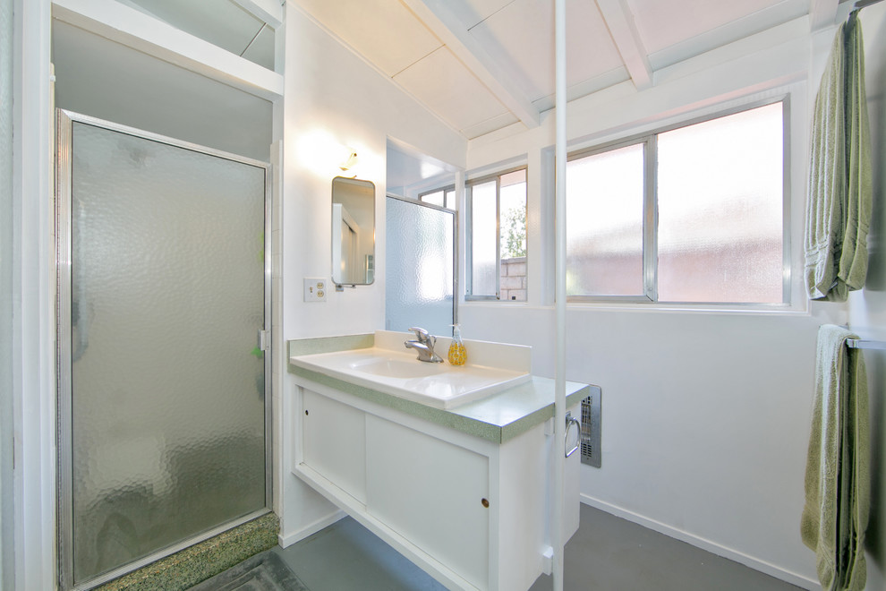 Источник вдохновения для домашнего уюта: ванная комната в стиле ретро с накладной раковиной, фасадами островного типа, белыми фасадами и столешницей из ламината