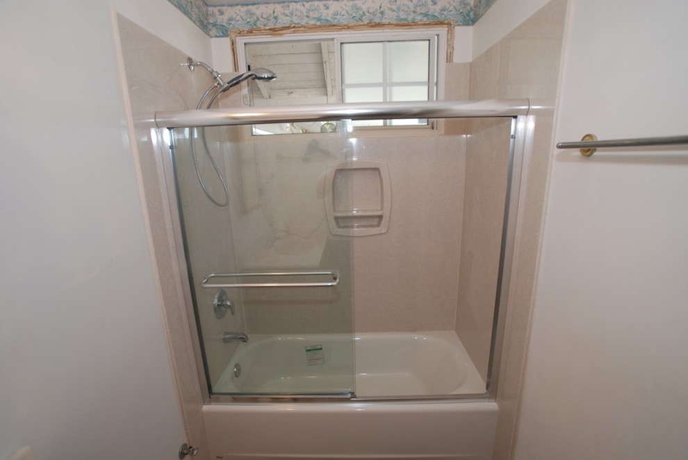 Пример оригинального дизайна: маленькая главная ванная комната в классическом стиле с душем в нише, раздельным унитазом, бежевой плиткой и белыми стенами для на участке и в саду