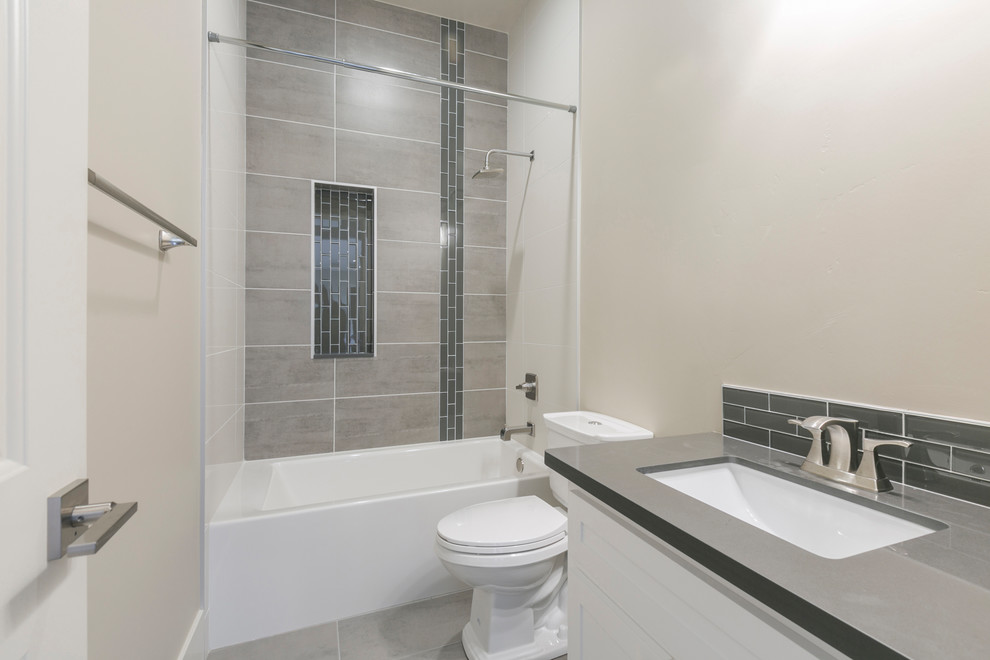 Idéer för ett litet modernt grå badrum, med luckor med infälld panel, vita skåp, ett badkar i en alkov, en dusch i en alkov, en toalettstol med separat cisternkåpa, porslinskakel, flerfärgade väggar, klinkergolv i porslin, ett undermonterad handfat och grått golv