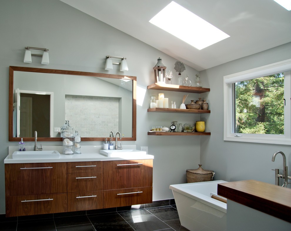 Esempio di una stanza da bagno moderna con vasca freestanding
