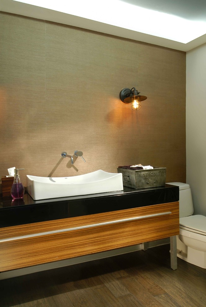 Ispirazione per una stanza da bagno moderna con lavabo a bacinella