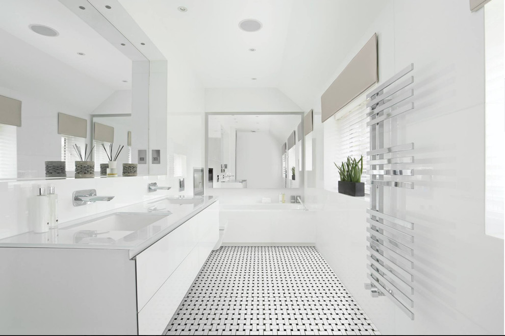 Imagen de cuarto de baño principal contemporáneo grande con armarios con paneles lisos, puertas de armario blancas, bañera empotrada, paredes blancas, encimera de cuarcita, suelo con mosaicos de baldosas y lavabo bajoencimera