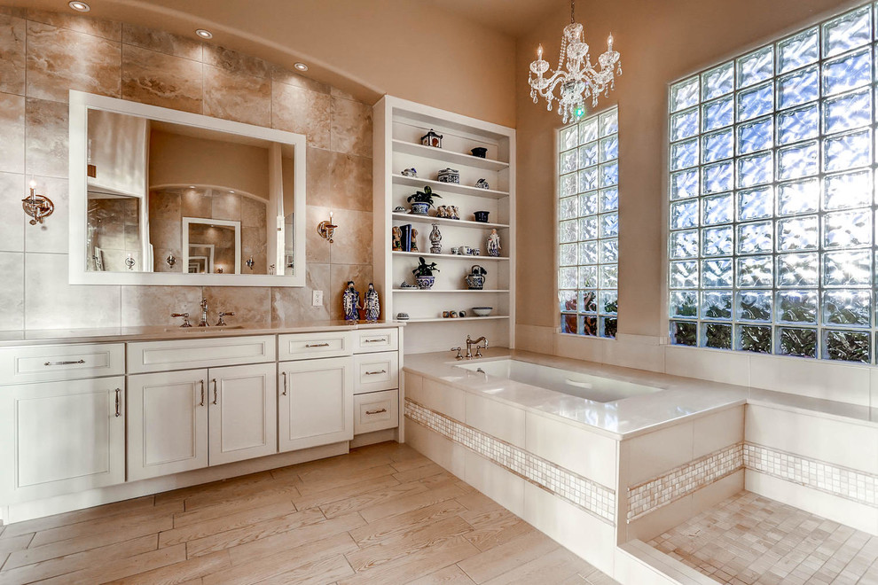Foto på ett stort vintage en-suite badrum, med ett undermonterat badkar, en öppen dusch, beige kakel, beige väggar, klinkergolv i porslin, ett undermonterad handfat, bänkskiva i kvartsit, luckor med infälld panel och med dusch som är öppen