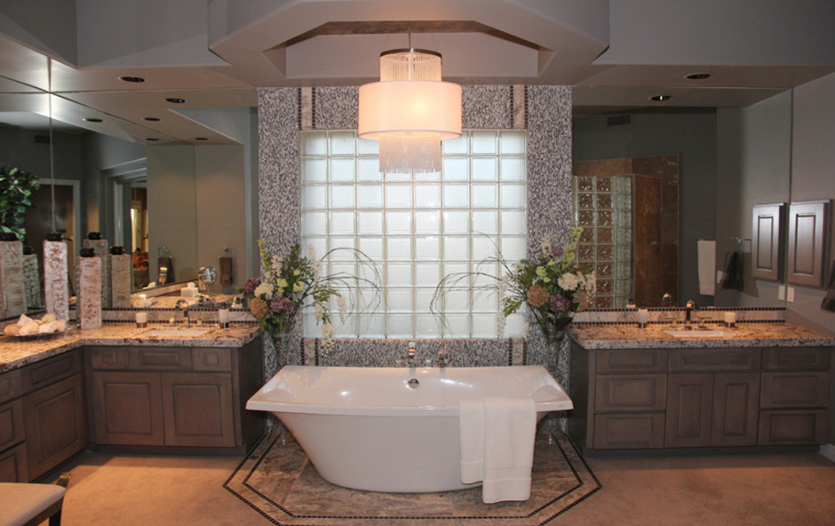 Пример оригинального дизайна: большая главная ванная комната в классическом стиле с фасадами с выступающей филенкой, коричневыми фасадами, отдельно стоящей ванной, серыми стенами, врезной раковиной, столешницей из гранита, бежевым полом и разноцветной столешницей