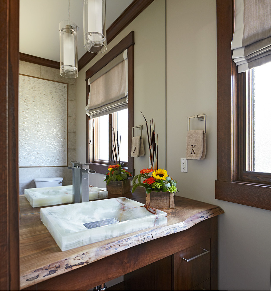 Immagine di una piccola stanza da bagno con doccia american style con ante in stile shaker, ante in legno scuro, top in saponaria, WC a due pezzi, lavabo da incasso e pareti multicolore
