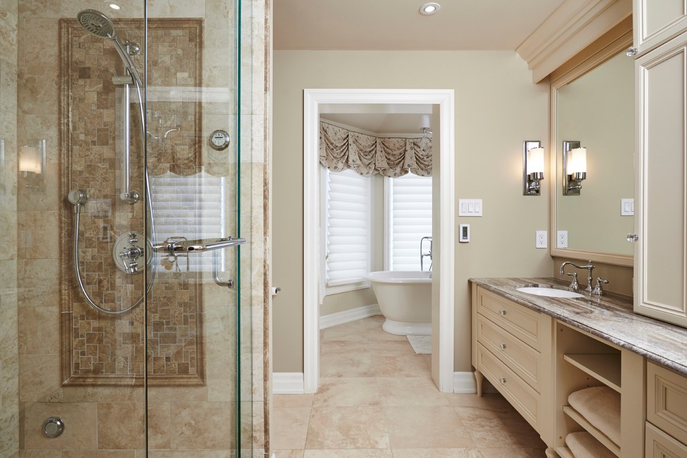 Aménagement d'une salle de bain principale contemporaine de taille moyenne avec un lavabo encastré, un placard avec porte à panneau surélevé, des portes de placard beiges, une baignoire indépendante, une douche d'angle, un carrelage beige et un mur beige.