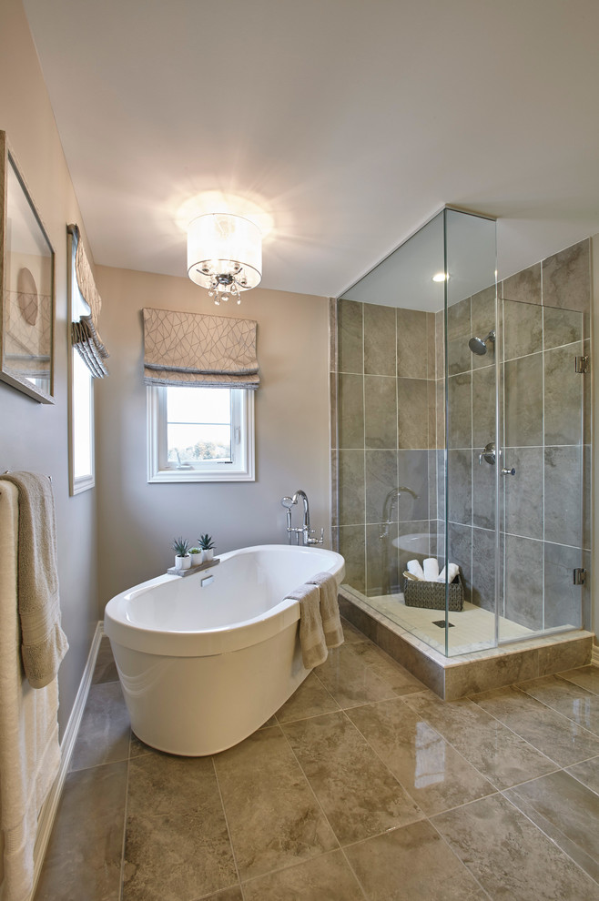 Idéer för ett stort modernt en-suite badrum, med ett fristående badkar, en hörndusch, brun kakel, beige väggar och brunt golv