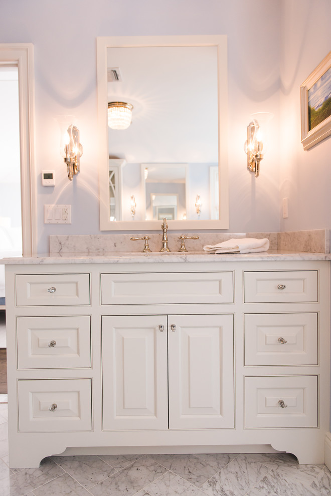 Idéer för att renovera ett stort vintage en-suite badrum, med möbel-liknande, vita skåp, blå väggar, marmorgolv, ett undermonterad handfat, bänkskiva i kvarts, grått golv, ett fristående badkar, en hörndusch och dusch med gångjärnsdörr