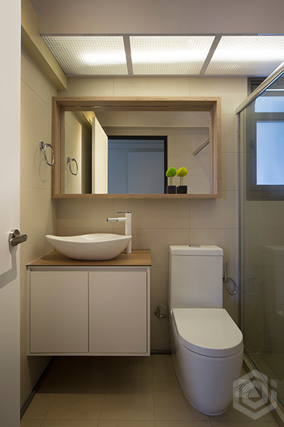 Idee per una stanza da bagno industriale con ante bianche