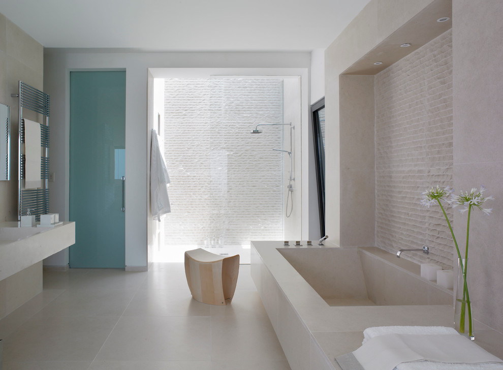 Источник вдохновения для домашнего уюта: главная ванная комната среднего размера в современном стиле с душем в нише, бежевой плиткой, бежевыми стенами, полом из керамической плитки и монолитной раковиной