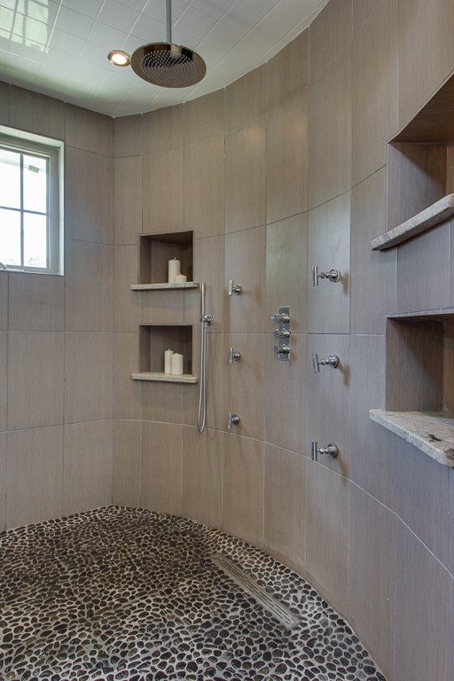 На фото: главная ванная комната в стиле рустика с плоскими фасадами, синими фасадами, душем в нише, черно-белой плиткой, керамической плиткой, белыми стенами, полом из керамической плитки, настольной раковиной и столешницей из гранита