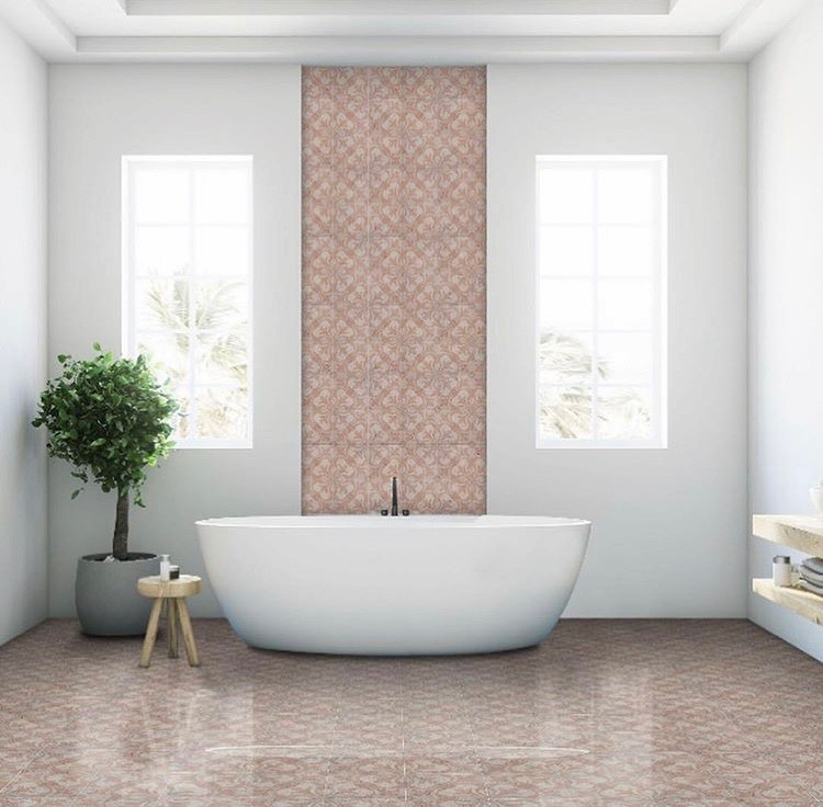 Стильный дизайн: главная ванная комната среднего размера в стиле модернизм с розовой плиткой, мраморной плиткой, розовыми стенами, мраморным полом, мраморной столешницей, розовым полом и розовой столешницей - последний тренд
