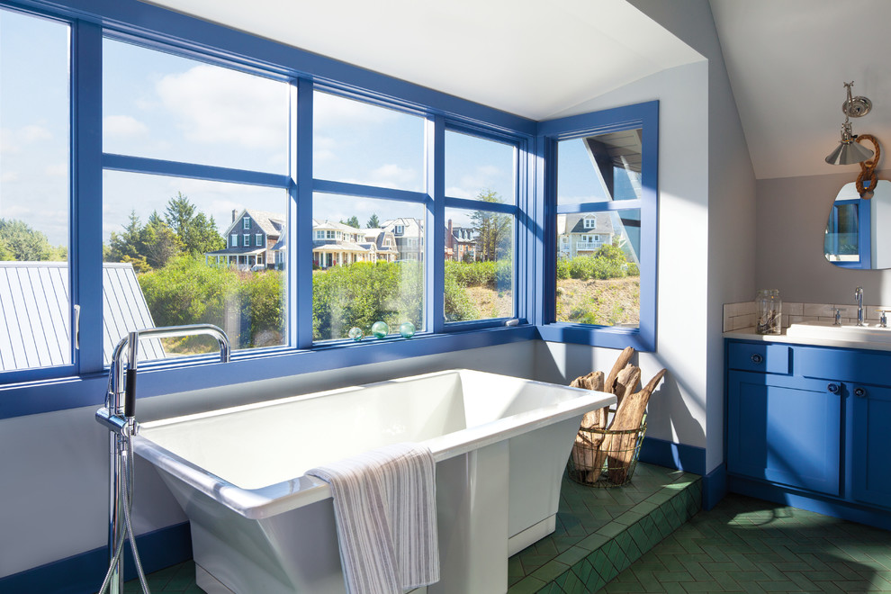 Идея дизайна: главная ванная комната среднего размера в современном стиле с фасадами в стиле шейкер, синими фасадами, отдельно стоящей ванной, белой плиткой, плиткой кабанчик, накладной раковиной и зеленым полом