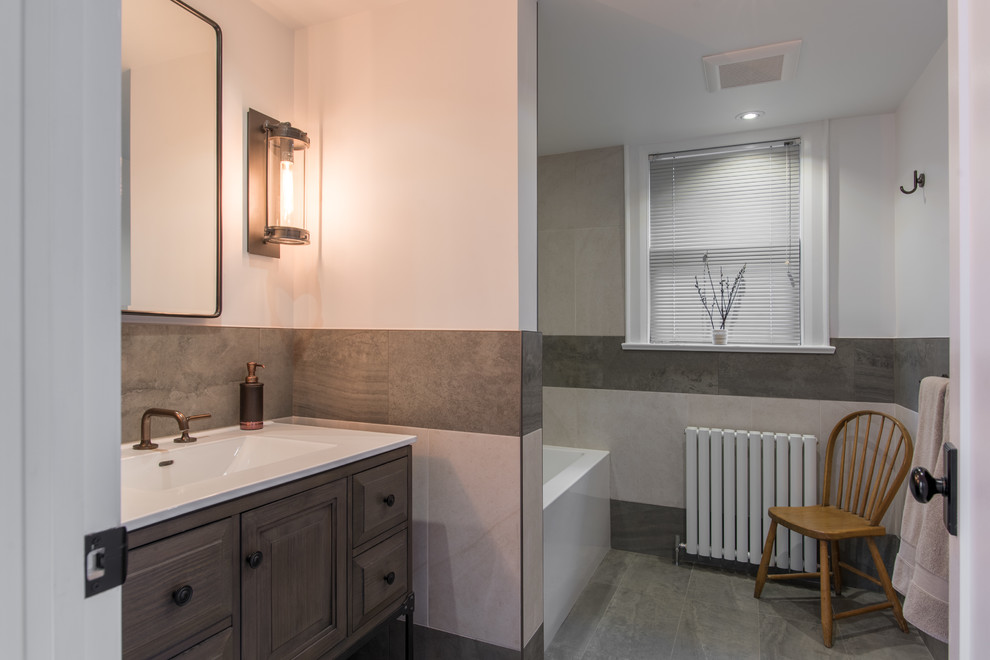 Modelo de cuarto de baño contemporáneo pequeño con baldosas y/o azulejos grises, baldosas y/o azulejos de cerámica, suelo de baldosas de cerámica y lavabo integrado