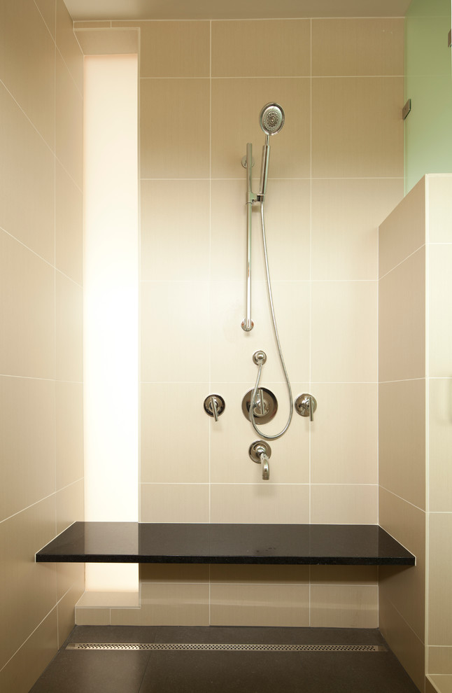 На фото: ванная комната в современном стиле с открытым душем, бежевой плиткой и открытым душем с