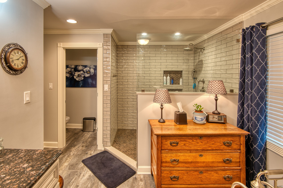 Inspiration för ett mellanstort lantligt brun brunt en-suite badrum, med luckor med upphöjd panel, vita skåp, ett badkar med tassar, en hörndusch, en toalettstol med separat cisternkåpa, grå kakel, porslinskakel, grå väggar, klinkergolv i porslin, ett undermonterad handfat, granitbänkskiva, grått golv och med dusch som är öppen