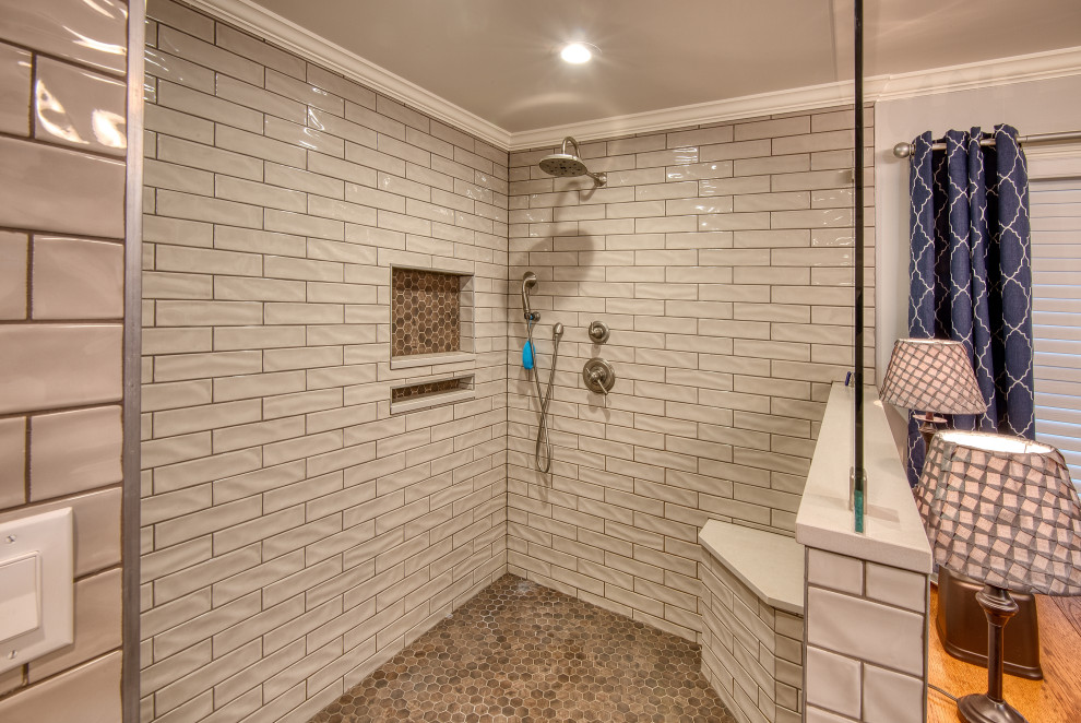 Idée de décoration pour une salle de bain principale champêtre de taille moyenne avec un placard avec porte à panneau surélevé, des portes de placard blanches, une baignoire sur pieds, une douche d'angle, WC séparés, un carrelage gris, des carreaux de porcelaine, un mur gris, un sol en carrelage de porcelaine, un lavabo encastré, un plan de toilette en granite, un sol gris, aucune cabine, un plan de toilette marron, une niche, meuble simple vasque et meuble-lavabo encastré.