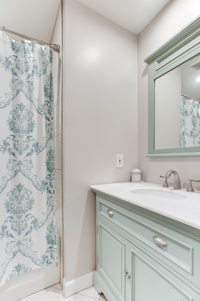 Idéer för ett mellanstort klassiskt badrum, med luckor med profilerade fronter, gröna skåp, ett badkar i en alkov, en dusch/badkar-kombination, grå väggar, ett undermonterad handfat, bänkskiva i kvarts och dusch med duschdraperi