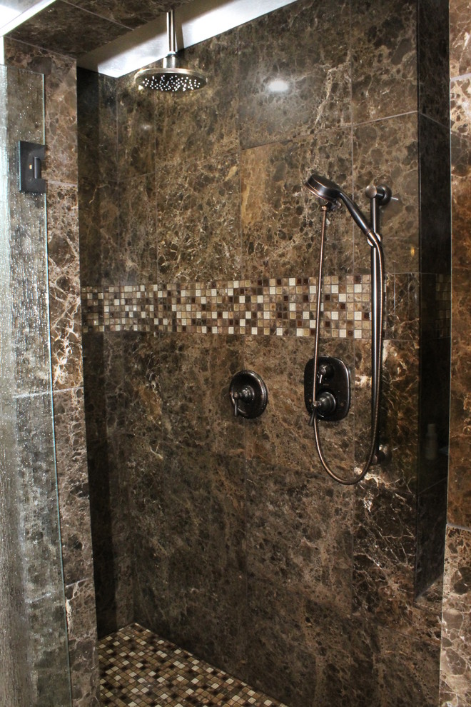 Modelo de cuarto de baño principal rústico de tamaño medio con ducha empotrada, baldosas y/o azulejos marrones, baldosas y/o azulejos de piedra, suelo de mármol y paredes beige