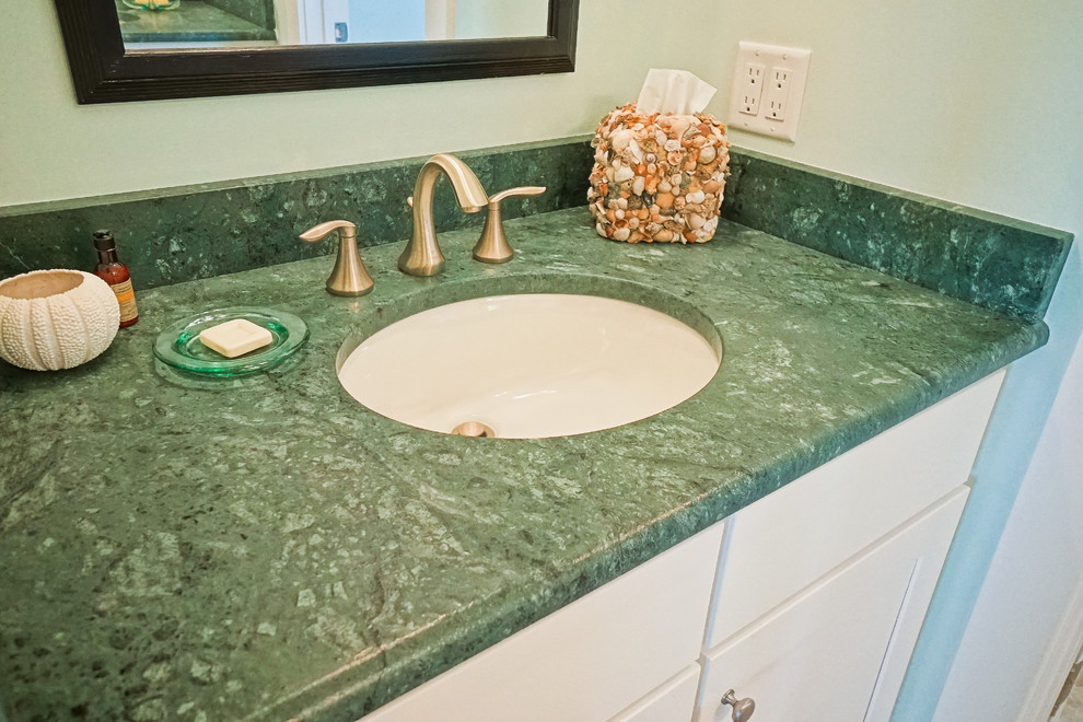 Inspiration för ett mellanstort maritimt grön grönt badrum med dusch, med skåp i shakerstil, vita skåp, beige kakel, keramikplattor, gröna väggar, klinkergolv i keramik, ett undermonterad handfat och laminatbänkskiva