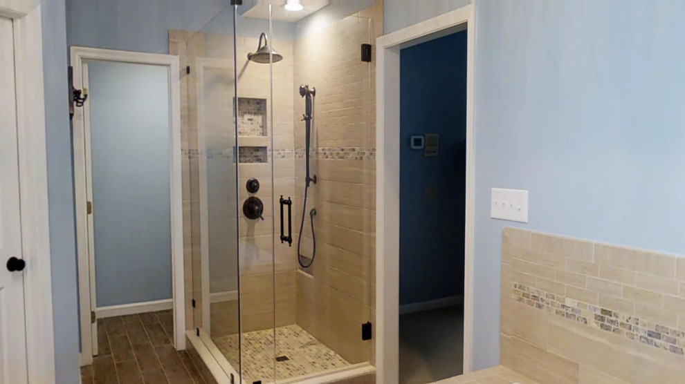 Inspiration för ett stort vintage svart svart en-suite badrum, med luckor med upphöjd panel, beige skåp, ett platsbyggt badkar, en hörndusch, en toalettstol med hel cisternkåpa, brun kakel, keramikplattor, blå väggar, klinkergolv i porslin, ett undermonterad handfat, bänkskiva i kvarts, brunt golv och dusch med gångjärnsdörr