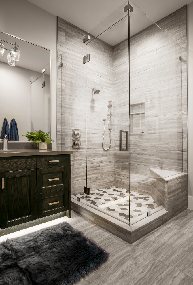 На фото: большая главная ванная комната в стиле неоклассика (современная классика) с плоскими фасадами, серыми фасадами, отдельно стоящей ванной, душем в нише, раздельным унитазом, белой плиткой, керамической плиткой, серыми стенами, мраморным полом, врезной раковиной, столешницей из искусственного кварца, белым полом, душем с распашными дверями, белой столешницей, тумбой под две раковины и встроенной тумбой