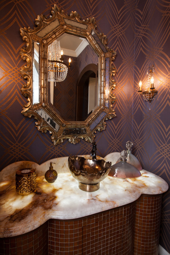 Foto di una stanza da bagno mediterranea di medie dimensioni con pareti viola e lavabo a bacinella