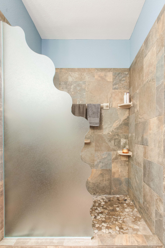 Exempel på ett eklektiskt en-suite badrum, med en öppen dusch, brun kakel, keramikplattor och klinkergolv i småsten