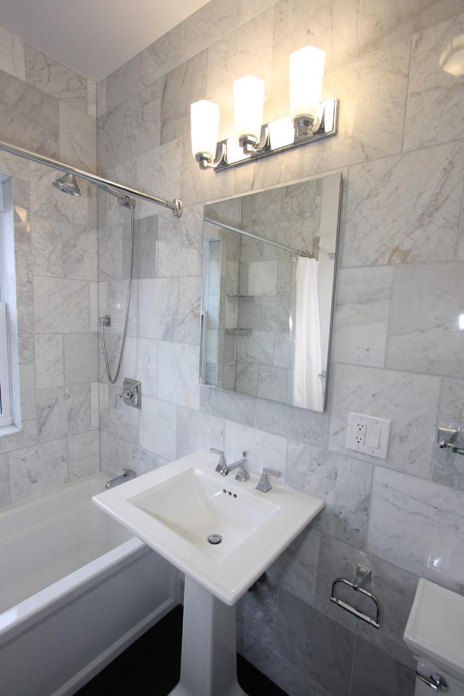 Foto de cuarto de baño bohemio con lavabo con pedestal, baldosas y/o azulejos de mármol y ventanas