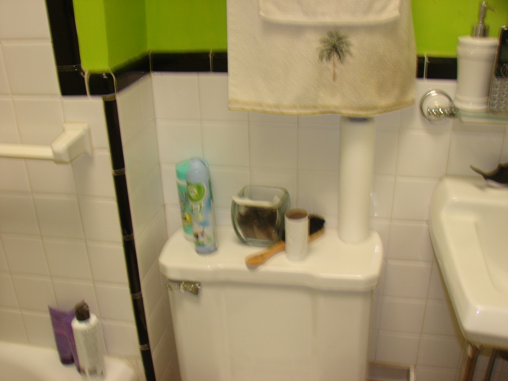 Idee per una piccola stanza da bagno con doccia con vasca ad alcova, WC a due pezzi, piastrelle bianche, pareti verdi, pavimento con piastrelle a mosaico, lavabo a colonna e pavimento multicolore