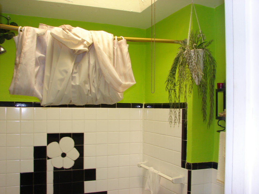 Immagine di una piccola stanza da bagno con doccia con vasca ad alcova, WC a due pezzi, piastrelle bianche, pareti verdi, pavimento con piastrelle a mosaico, lavabo a colonna e pavimento multicolore