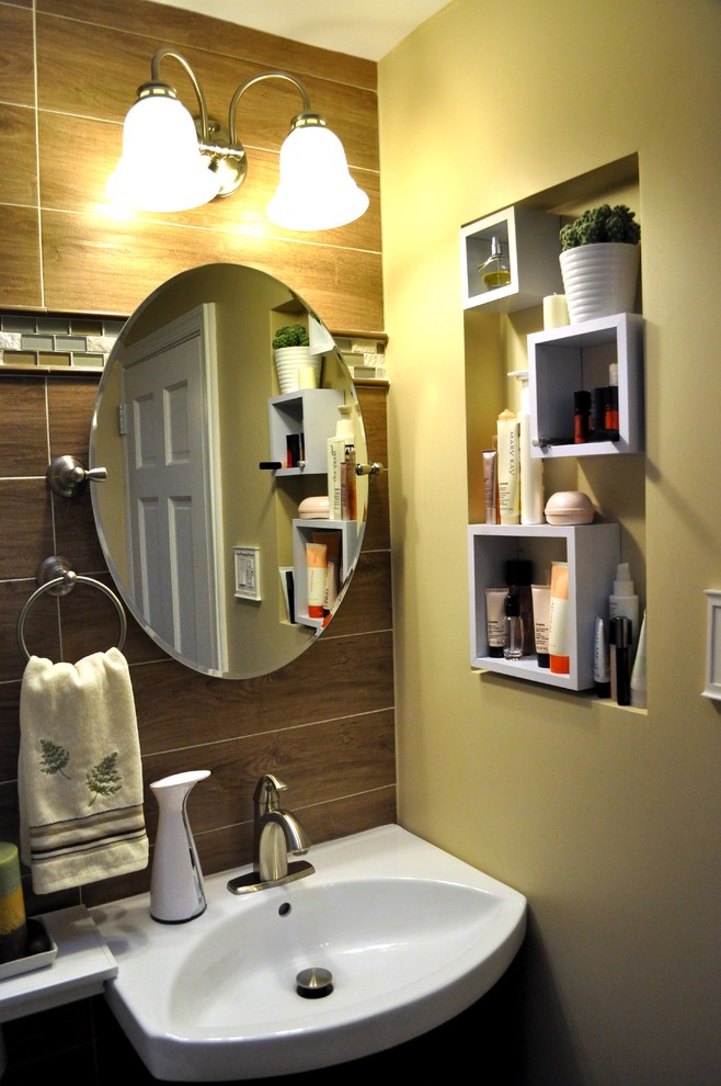 На фото: маленькая ванная комната в стиле модернизм с ванной в нише, раздельным унитазом, разноцветной плиткой, керамогранитной плиткой, желтыми стенами, полом из керамогранита, душевой кабиной, консольной раковиной и коричневым полом для на участке и в саду