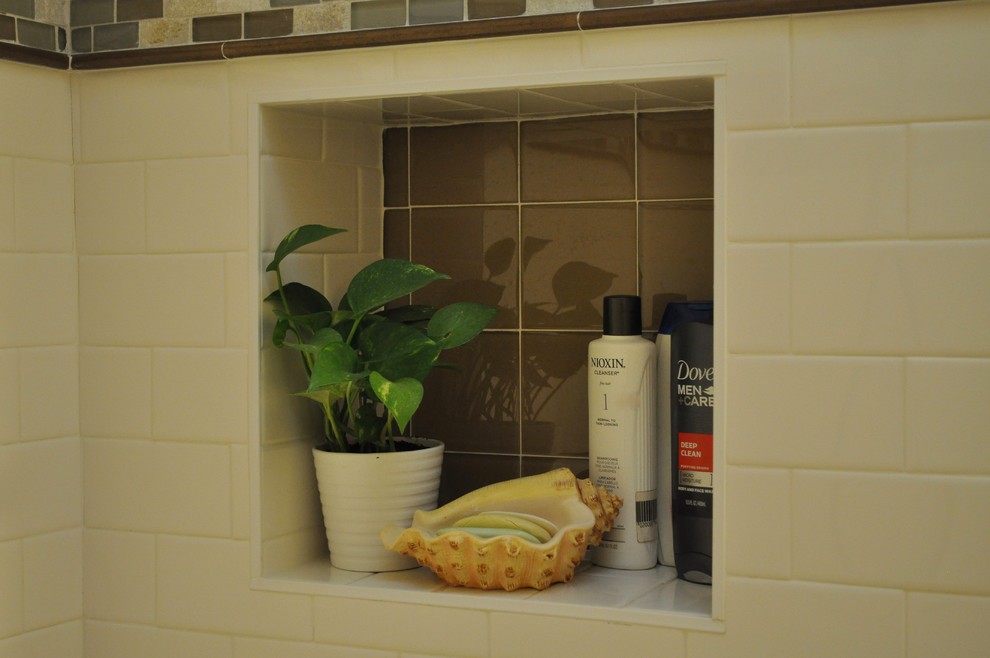 Esempio di una piccola stanza da bagno con doccia moderna con vasca ad alcova, WC a due pezzi, piastrelle multicolore, piastrelle in gres porcellanato, pareti gialle, pavimento in gres porcellanato, lavabo a consolle e pavimento marrone