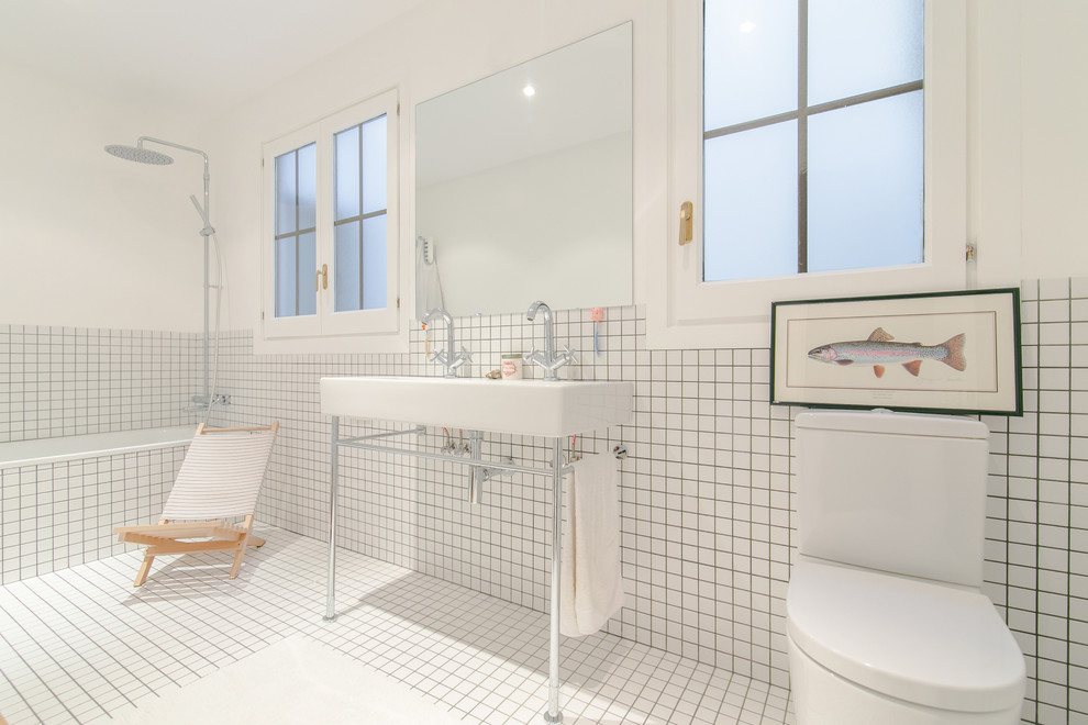 Пример оригинального дизайна: главная ванная комната среднего размера в скандинавском стиле с накладной ванной, душем в нише, раздельным унитазом, белой плиткой, керамогранитной плиткой, белыми стенами, полом из керамогранита, столешницей из искусственного камня и консольной раковиной