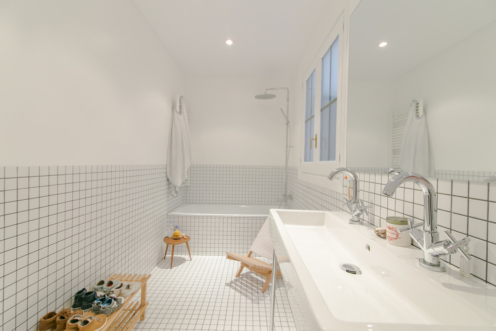 Idées déco pour une douche en alcôve principale scandinave de taille moyenne avec une baignoire posée, un carrelage blanc, des carreaux de porcelaine, un mur blanc, un sol en carrelage de porcelaine, un lavabo suspendu et un plan de toilette en surface solide.