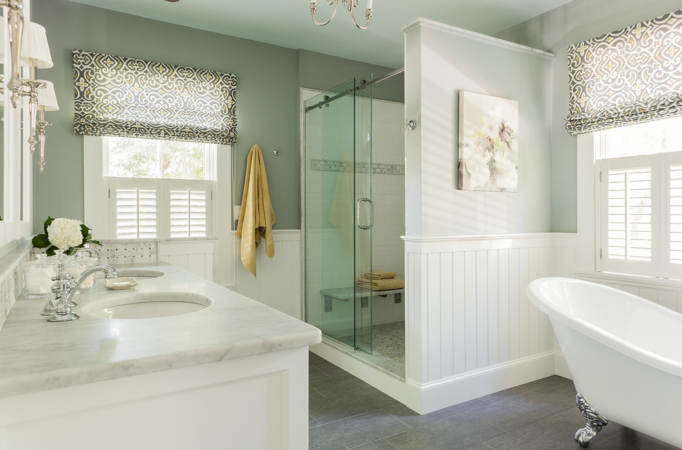 Exempel på ett mellanstort klassiskt grå grått en-suite badrum, med vita skåp, ett badkar med tassar, klinkergolv i porslin, grått golv, en dusch i en alkov, grå väggar, ett undermonterad handfat och dusch med skjutdörr