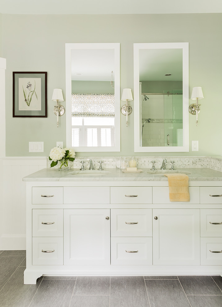 Inspiration för mellanstora klassiska grått en-suite badrum, med vita skåp, klinkergolv i porslin, grått golv, luckor med infälld panel, grå väggar och ett undermonterad handfat