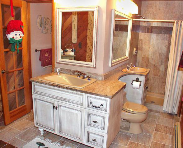 Пример оригинального дизайна: главная ванная комната среднего размера с накладной раковиной, фасадами с выступающей филенкой, искусственно-состаренными фасадами, столешницей из гранита, душем в нише, унитазом-моноблоком, разноцветной плиткой, каменной плиткой и розовыми стенами