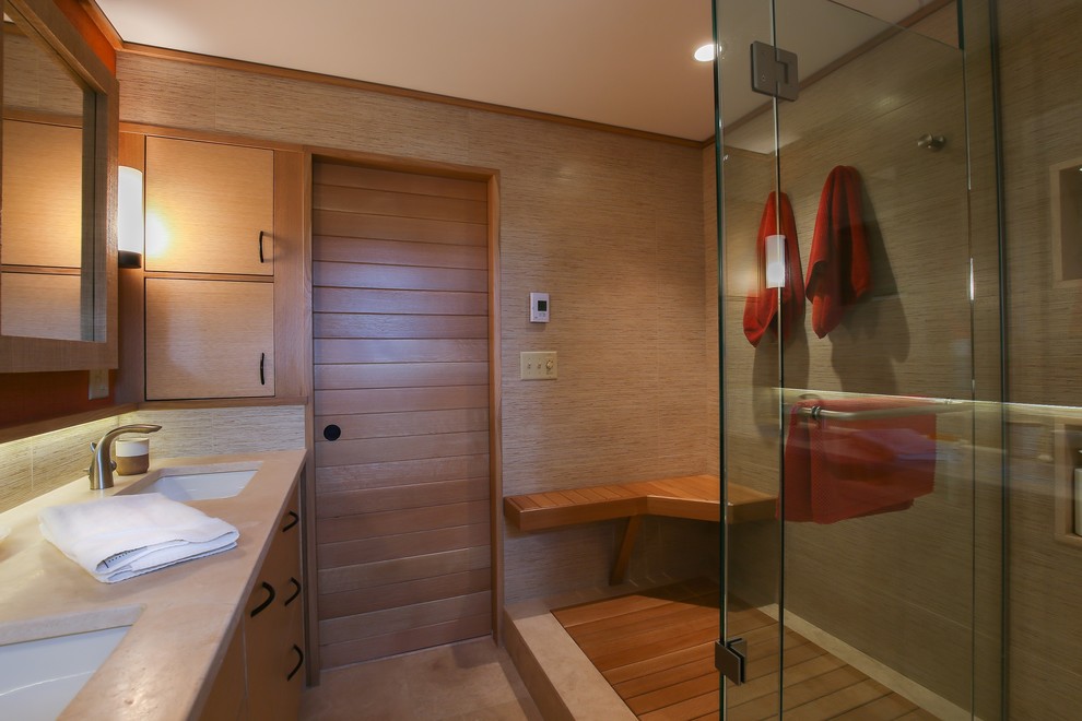 Diseño de cuarto de baño principal y de roble nórdico pequeño con lavabo bajoencimera, puertas de armario de madera clara, encimera de piedra caliza, ducha a ras de suelo y paredes beige